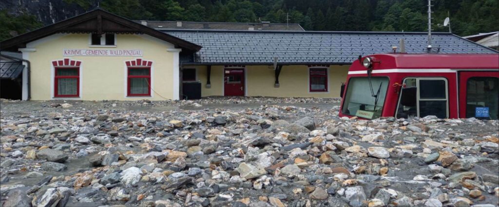 Verschüttete Regionalbahn am Bahnhof Krimml