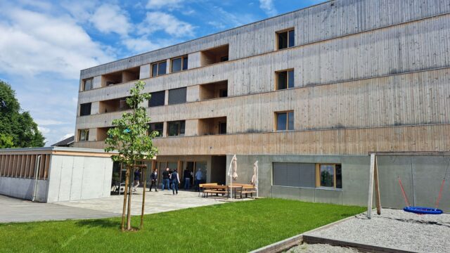 Blick auf ein Gebäude in Holzbauweise