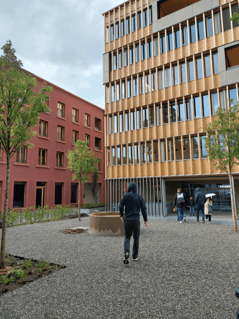 Modernes Gebäude in Holzbauweise
