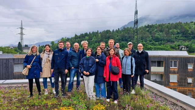 Gruppenfoto aller Teilnehmenden der SIR Wohnbauexkursion 2025