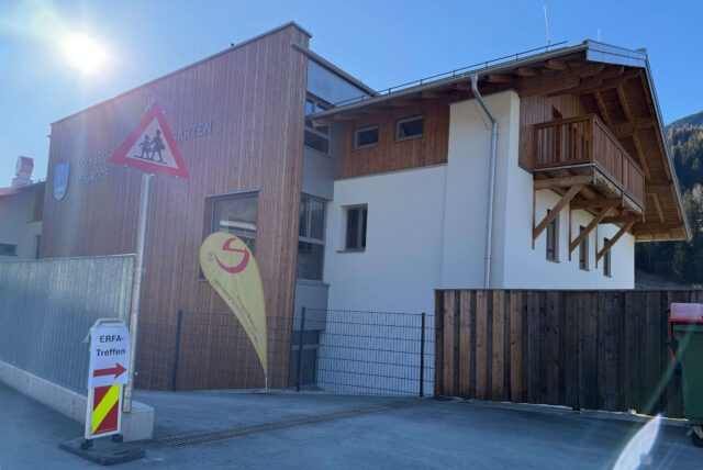 Im Bild die Volkschule und der Kindergarten Höglmoos.