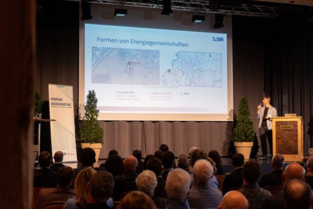 Markus Schwarz (SIR) zeigt am 6. Energie-Gemeindetag wie Energiegemeinschaften Kosten sparen können. Foto: SIR