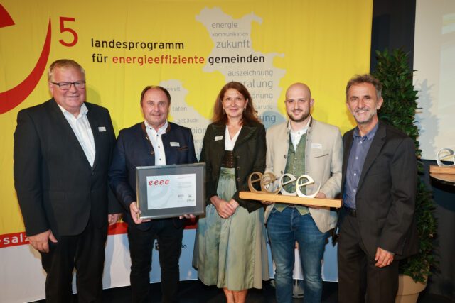 Energie-Gemeindetag in der Bachschmiede in Wals-Siezenheim. Vier „e“ für Berndorf. LAbg. Simon Wallner und Helmut Strasser (SIR) bei der Überreichung an Bgm Johann Stemeseder und Vertreter:innen der Gemeinde. Foto: SIR/Franz Neumayr