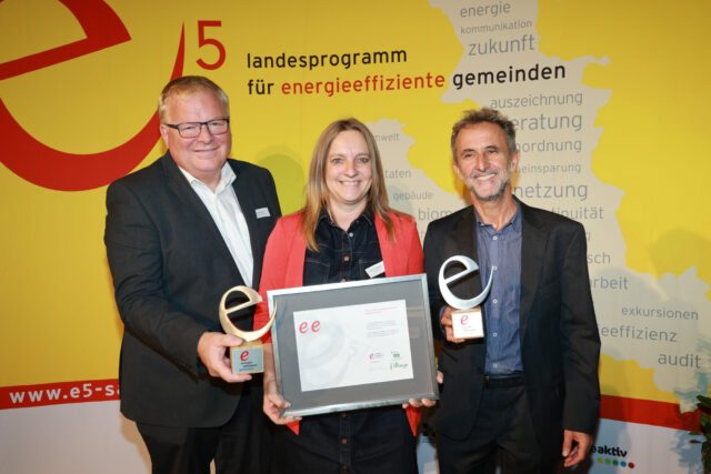 Energie-Gemeindetag in der Bachschmiede in Wals-Siezenheim. Zwei „e“ für Bürmoos. LAbg. Simon Wallner und Helmut Strasser (SIR) bei der Überreichung an e5-Teamleiterin Patricia Hofweirer. Foto: SIR/Franz Neumayr