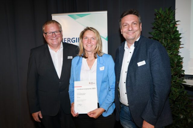 Energie-Gemeindetag in der Bachschmiede in Wals-Siezenheim. LAbg. Simon Wallner überreicht den Landesenergiepreis in der Kategorie „Erneuerbares Heizen am Gemeindegebiet“ an die Gemeinde Göriach. Foto: SIR/Franz Neumayr