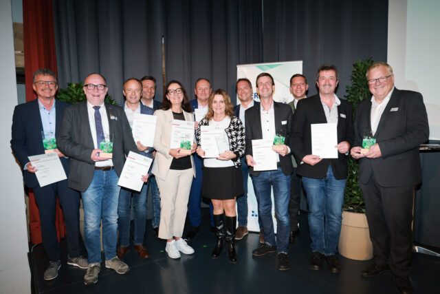 Energie-Gemeindetag in der Bachschmiede in Wals-Siezenheim. LAbg. Simon Wallner überreicht den Landesenergiepreis in der Kategorie „Photovoltaik im Gemeindegebiet“ an die Gemeinden: Bergheim, Dorfbeuern, Elixhausen, Eugendorf, Hallwang, Mattsee, Neumarkt am Wallersee, Obertrum am See, St. Gilgen, Strobl am Wolfgangsee. Foto: SIR/Franz Neumayr