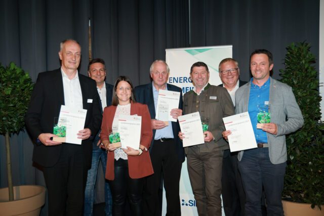 Energie-Gemeindetag in der Bachschmiede in Wals-Siezenheim. LAbg. Simon Wallner überreicht den Landesenergiepreis in der Kategorie „Photovoltaik im Gemeindegebiet“ an die Gemeinden: Abtenau, Altenmarkt im Pongau, Goldegg, Hüttau, Kuchl. Foto: SIR/Franz Neumayr