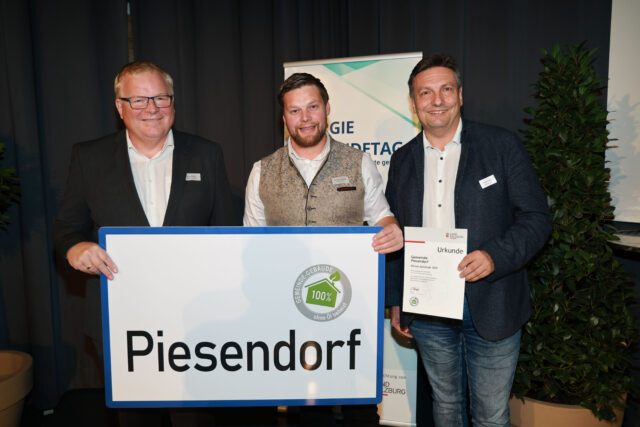 Energie-Gemeindetag in der Bachschmiede in Wals-Siezenheim. Ausgezeichnete ölfreie Gemeinde: Bgm. Bernhard Auernigg empfing für Piesendorf von LAbg. Simon Wallner und Gerhard Löffler das Prädikat Silber. Foto: SIR/Franz Neumayr