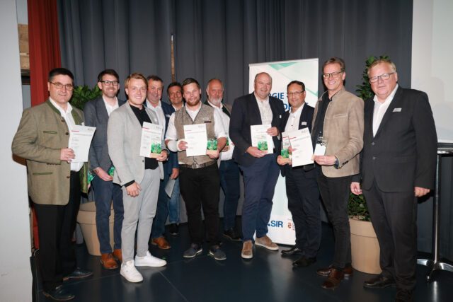 Energie-Gemeindetag in der Bachschmiede in Wals-Siezenheim. LAbg. Simon Wallner überreicht den Landesenergiepreis in der Kategorie „Photovoltaik im Gemeindegebiet“ an die Gemeinden: Leogang, Lofer, Maria Alm am Steinernen Meer, Mittersill, Piesendorf, Stuhlfelden, Tamsweg, Unken, Wald im Pinzgau. Foto: SIR/Franz Neumayr