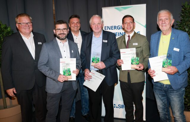 Energie-Gemeindetag in der Bachschmiede in Wals-Siezenheim. LAbg. Simon Wallner überreicht den Landesenergiepreis in der Kategorie „Photovoltaik-Ausbau“ an die Gemeinden: Göming, Eugendorf, Adnet und Hüttau.
