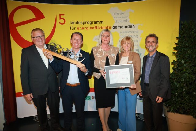 Energie-Gemeindetag in der Bachschmiede in Wals-Siezenheim. Fünf „e“ für St. Johann im Pongau. LAbg. Simon Wallner und Helmut Strasser (SIR) bei der Überreichung an Bgmin Eveline Huber und Vertreter:innen der Gemeinde. Foto: SIR/Franz Neumayr