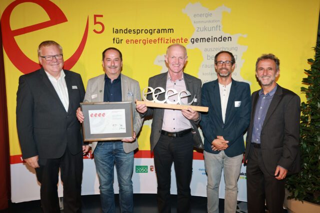 Energie-Gemeindetag in der Bachschmiede in Wals-Siezenheim. Vier „e“ für Taxenbach. LAbg. Simon Wallner und Helmut Strasser (SIR) bei der Überreichung an Bgm Johann Gassner und Vertretern der Gemeinde. Foto: SIR/Franz Neumayr