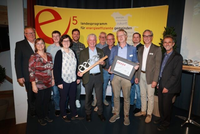 Energie-Gemeindetag in der Bachschmiede in Wals-Siezenheim. Fünf „e“ für Thalgau. LAbg. Simon Wallner und Helmut Strasser (SIR) bei der Überreichung an Bgm. Johann Grubinger und Vertreter:innen der Gemeinde. Foto: SIR/Franz Neumayr