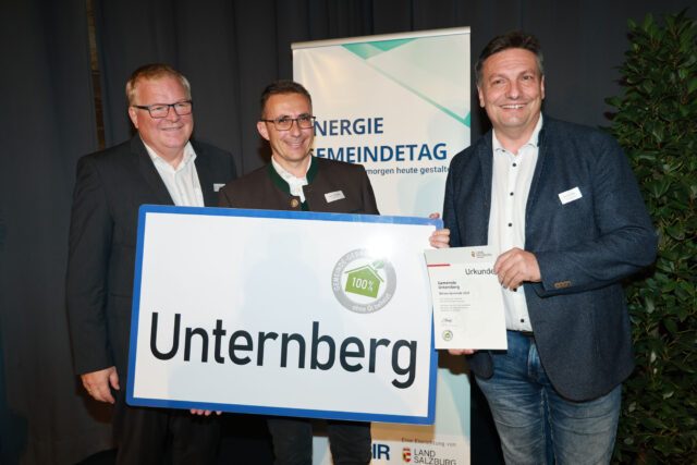 Energie-Gemeindetag in der Bachschmiede in Wals-Siezenheim. Ausgezeichnete ölfreie Gemeinde: Josef Lüftenegger (ZEUS-Beauftragter) empfing für Unternberg von LAbg. Simon Wallner und Gerhard Löffler das Prädikat Silber. Foto: SIR/Franz Neumayr