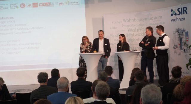 Fünf Personen auf der Bühne des Salzburger Wohnbausymposiums