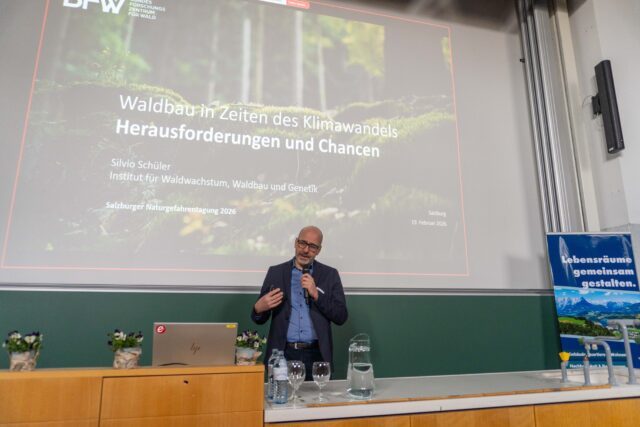 Silvio Schüler auf der Bühne der Salzburger Naturgefahrentagung 2026