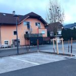 Ein Platz mit Parkmöglichkeiten und Grünstreifen
