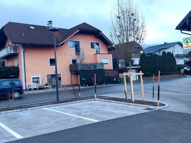 Ein Platz mit Parkmöglichkeiten und Grünstreifen