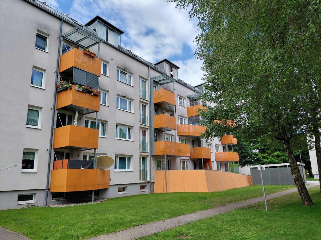 Ein Wohngebäude mit Balkonen