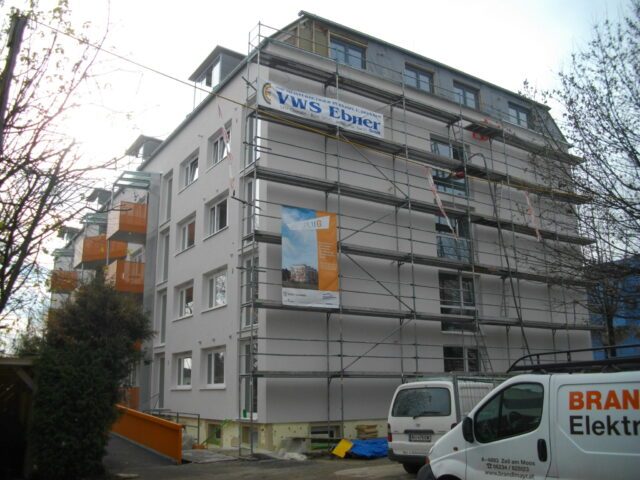 Ein Gebäude mit Baugerüst davor