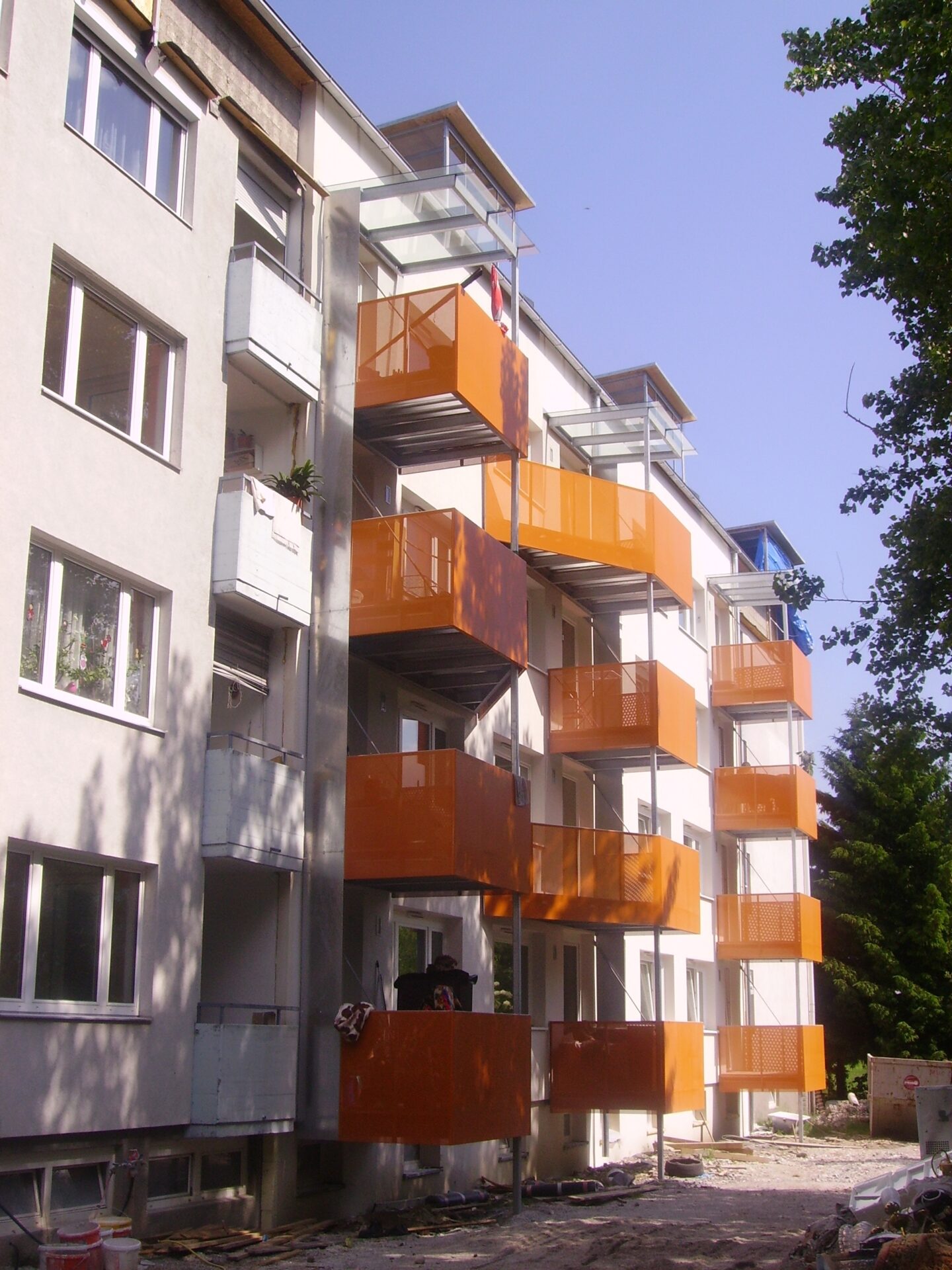 Ein Wohnhaus mit vielen Balkonen