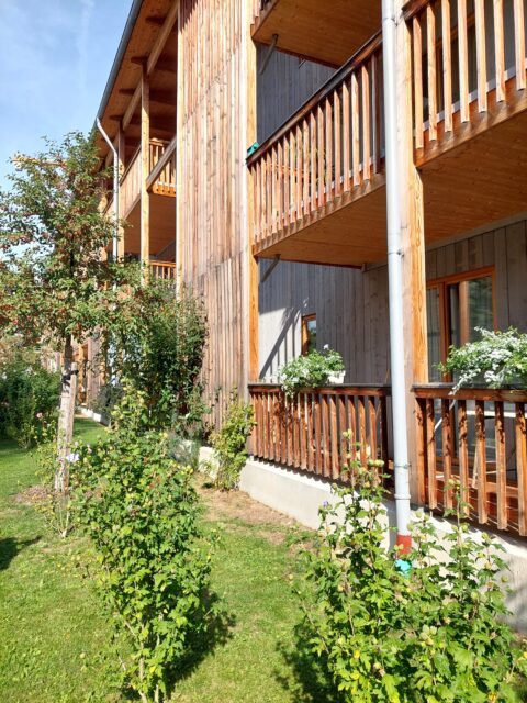 Balkone mit Holzverkleidung